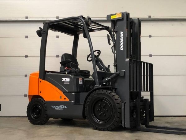 Дизельный погрузчик Doosan D25S-7 - фото №1