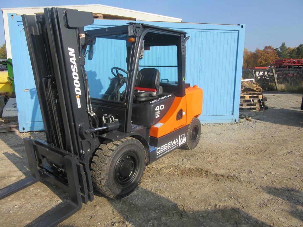 Дизельный погрузчик Doosan D40S-7 - фото №1