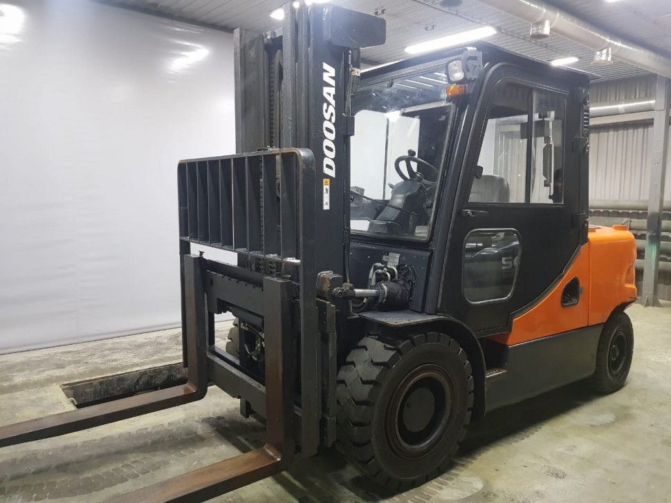 Дизельный погрузчик Doosan D50SC-5 - фото №1