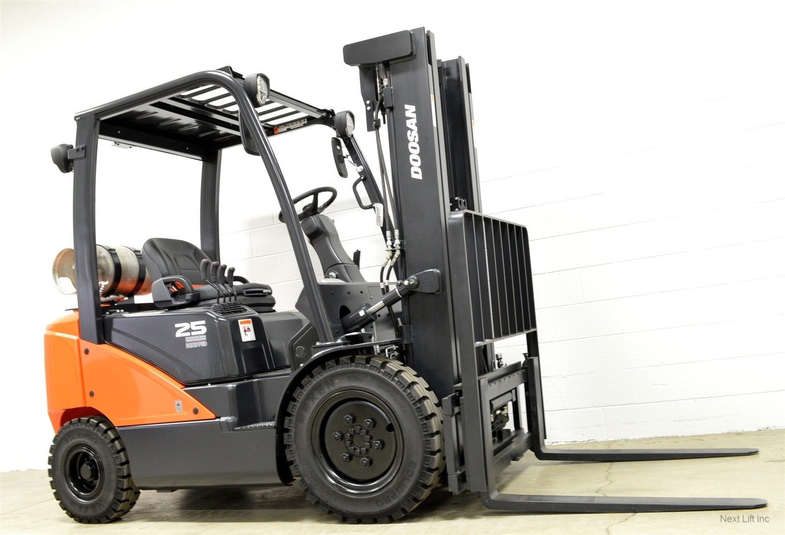 Газбензиновый погрузчик Doosan G25N-7 - фото №1